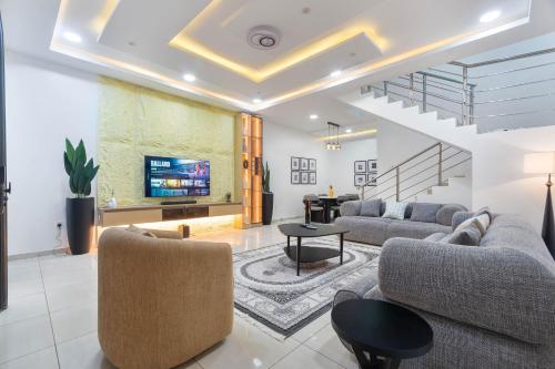 Oniru VI 4BR 4BA – Spacious, Fast Wifi, Pool, Free Parking shortlet apartment in VIctoria Island